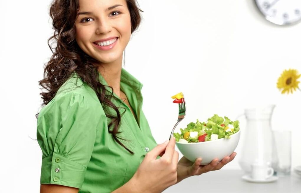 djevojka jede salatu od povrća na dijeti sa 6 latica