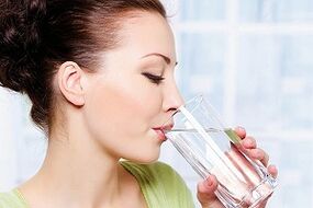 djevojka pije vodu na dijeti za lijene