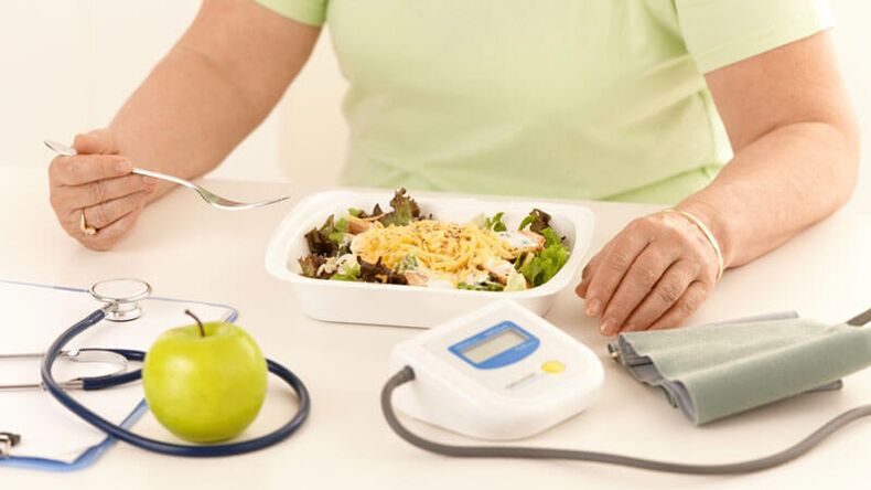 Žena s dijabetesom slijedi liječničke preporuke o prehrambenoj prehrani